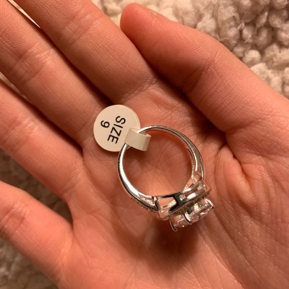 Oval Diamond Ring 💍💎 - Picture 5 of 8